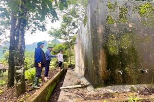 Chủ tịch UBND phường Tân Phong khảo sát tình hình hoạt động của hệ thống cấp nước sinh hoạt tại bản Xì Miền Khan