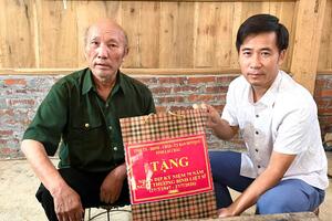 Đồng chí Phó Chủ tịch UBND phường thăm và tặng quà gia đình chính sách trên địa bàn
