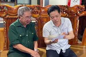 Đồng chí Chủ tịch UBND phường Tân Phong thăm và tặng quà gia đình chính sách trên địa bàn