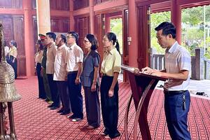 Đoàn đại biểu phường Tân Phong viếng Nghĩa trang liệt sỹ tỉnh Lai Châu