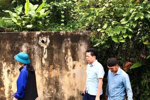 Chủ tịch UBND phường Tân Phong khảo sát tình hình hoạt động của hệ thống cấp nước sinh hoạt tại bản Nùng Nàng