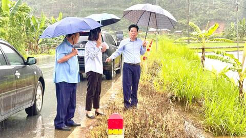 Lãnh đạo phường Tân Phong kiểm tra, chỉ đạo khắc phục nguy cơ thiệt hại do mưa lũ trên địa bàn.
