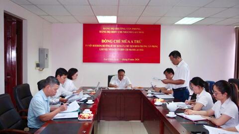 Đồng chí Bí thư Đảng uỷ phường Tân Phong làm việc, nắm tình hình tại Đảng bộ BIDV chi nhánh Lai Châu.