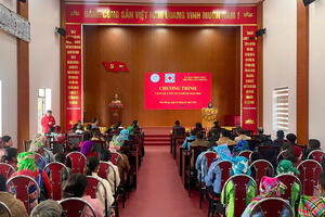 Quỹ Thiện Tâm - Tập đoàn Vingroup trao quà tết cho hộ nghèo, hộ cận nghèo.