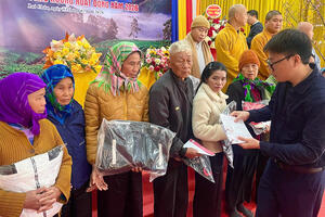 Trao quà tết cho hộ nghèo trên địa bàn phường Tân Phong, Đoàn Kết.