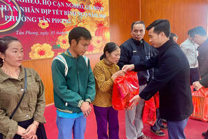 Phường Tân Phong trao quà tết cho hộ nghèo, hộ cận  nghèo gia đình khó khăn dịp tết Nguyên đán Bính ngọ năm 2026.