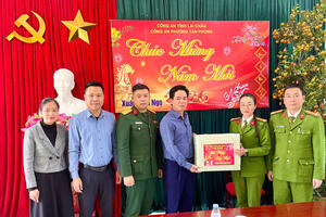 Đồng chí Chủ tịch UBND phường tặng quà, chúc tết gia đình người có công và các đơn vị trực tết 2026.