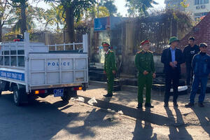 Ra quân xử lý tình trạng lấn chiếm vỉa hè tại một số khu vực trên địa bàn phường Tân Phong.