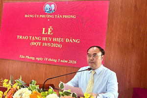 Đảng uỷ phường Tân Phong trao tặng Huy hiệu Đảng đợt 19/5/2026