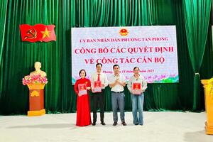 UBND PHƯỜNG TÂN PHONG CÔNG BỐ VÀ TRAO QUYẾT ĐỊNH VỀ CÔNG TÁC CÁN BỘ
