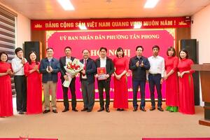 Hội nghị công bố quyết định thành lập Trung tâm Dịch vụ tổng hợp phường Tân Phong và các quyết định về công tác cán bộ.