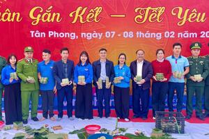 Chương trình “Xuân gắn kết – Tết yêu thương” phường Tân Phong gói bánh chưng tết, trao quà cho hộ nghèo.