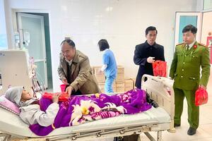 Lãnh đạo phường Tân Phong tặng quà tết cho bệnh nhân chạy thận, bệnh nhân có hoàn cảnh khó khăn tại Bệnh viện đa khoa tỉnh Lai Châu.