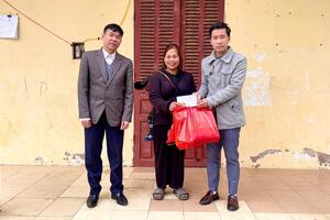 Tặng quà cho hộ có hoàn cảnh khó khăn  dịp tết Nguyên đán  Bính ngọ năm 2026.