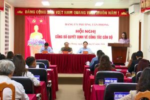 Hội nghị công bố các quyết định về công tác cán bộ.