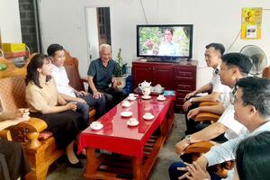 Đoàn công tác Trung tâm 47, Bộ Tham mưu Hải quân, thăm tặng quà gia đình chính sách trên địa bàn phường Tân Phong.