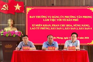 Ban Thường vụ Đảng uỷ phường Tân Phong làm việc với các tổ dân phố khu vực Nùng Nàng.