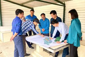 Lãnh đạo phường Tân Phong khảo sát khu vực đường cao tốc Lai Châu – Bảo Hà, Lào Cai đi qua địa bàn.