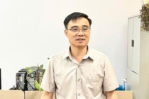 Đồng chí Phó Bí thư Thường trực Đảng uỷ phường thăm, chúc mừng tập thể cán bộ, viên chức Trung tâm dịch vụ tổng hợp phường.