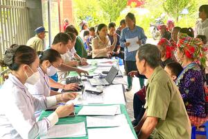 Trạm y tế Phường Tân Phong phối hợp tổ chức khám sức khỏe cho người dân khu vực Nùng Nàng.
