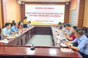 Đoàn công tác của Tạp chí Cộng sản làm việc với phường Tân Phong.