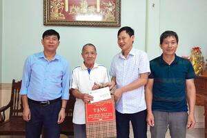 Chủ tịch Uỷ ban MTTQ Việt nam phường Tân Phong thăm, tặng quà gia đình chính sách trên địa bàn