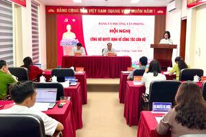 Hội nghị công bố các quyết định về công tác cán bộ.