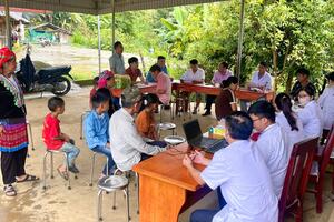 Đồng chí Bí thư Đảng uỷ phường kiểm tra việc triển khai công tác khám sức khỏe lưu động trên địa bàn phường.