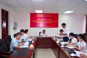 Đồng chí Bí thư Đảng uỷ phường Tân Phong làm việc, nắm tình hình tại Đảng bộ BIDV chi nhánh Lai Châu.