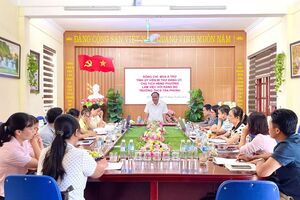 Đồng chí Bí thư Đảng ủy phường Tân Phong làm việc, nắm tình hình tại Đảng bộ trường THCS Tân Phong.
