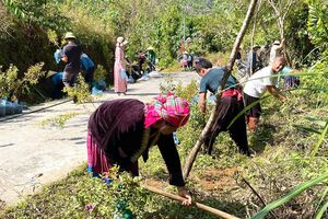 Bản Chin Chu Chải, phường Tân Phong trồng hoa tạo cảnh quan phát triển du lịch.