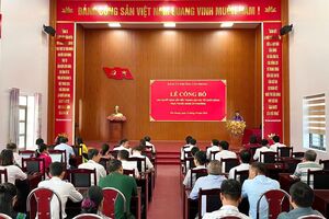 Lễ công bố các quyết định sắp xếp, thành lập các tổ chức đảng trực thuộc Đảng ủy phường Tân Phong.