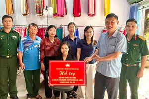 Trao tiền hỗ trợ sửa chữa nhà cho gia đình hộ khó khăn về nhà ở.
