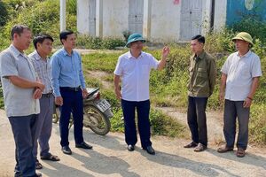 Đồng chí Bí thư Đảng ủy phường khảo sát cơ sở vật chất và công tác xóa hộ nghèo tại bản Suối Thầu.