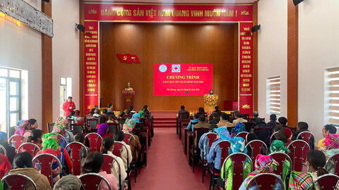 Quỹ Thiện Tâm - Tập đoàn Vingroup trao quà tết cho hộ nghèo, hộ cận nghèo.