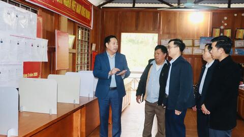 Chủ tịch UBND tỉnh Hà Quang Trung kiểm tra công tác chuẩn bị bầu cử tại phường Tân Phong