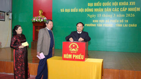 Cư tri phường Tân Phong, Lai Châu hân hoan tham gia Ngày hội non sông.