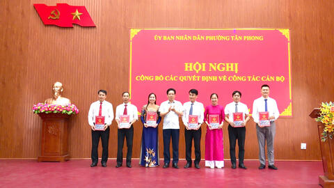 Uỷ ban Nhân dân phường Tân Phong công bố các Quyết định về công tác cán bộ.