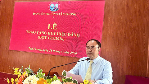 Đảng uỷ phường Tân Phong trao tặng Huy hiệu Đảng đợt 19/5/2026