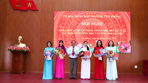 Phường Tân Phong Công bố các Quyết định về sắp xếp, tổ chức lại các đơn vị trường học và công tác cán bộ.