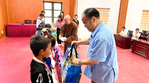 Chương trình trao quà cho học sinh nghèo, học sinh có hoàn cảnh khó khăn