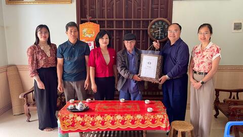 Tặng quà của Tỉnh uỷ Lai Châu dịp Lễ 30/4/2026