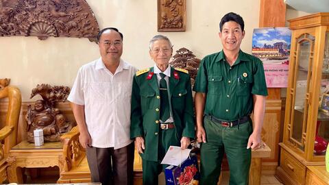 Lãnh đạo Đảng uỷ phường Tân Phong, thăm tặng quà Hội viên Cựu chiến binh thời kỳ kháng chiến chống Pháp.