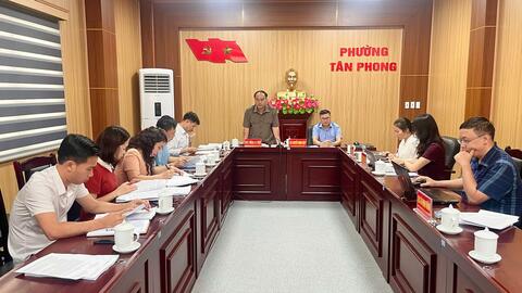 Đoàn giám sát của Ban Thường vụ Tỉnh uỷ Lai Châu làm việc với Ban Thường vụ Đảng uỷ phường Tân Phong.