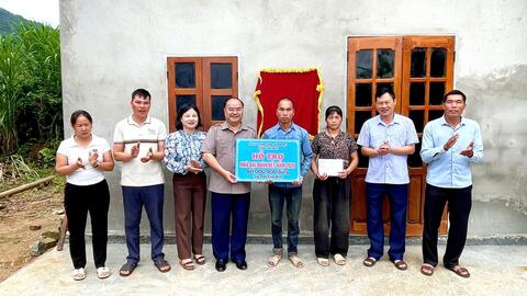 Đồng chí Bí thư Đảng uỷ phường trao nhà Đại đoàn kết cho gia đình hộ nghèo.