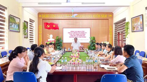 Đồng chí Bí thư Đảng ủy phường Tân Phong làm việc, nắm tình hình tại Đảng bộ trường THCS Tân Phong.