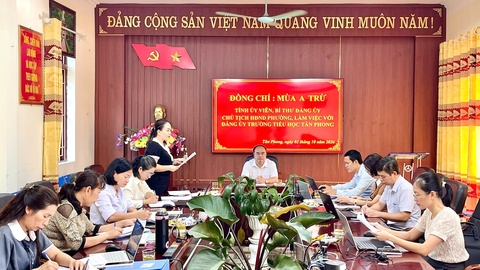 Đồng chí Bí thư Đảng ủy phường Tân Phong làm việc, nắm tình hình tại Đảng uỷ trường Tiểu học Tân Phong.