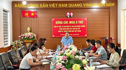Đồng chí Bí thư Đảng ủy phường Tân Phong làm việc, nắm tình hình tại Đảng ủy trường Mầm non Tân Phong