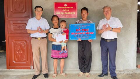 Trao nhà Đại đoàn kết cho gia đình hộ nghèo