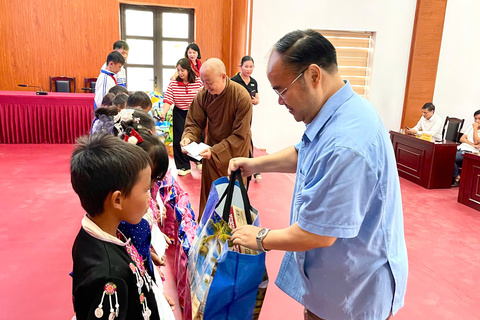 Chương trình trao quà cho học sinh nghèo, học sinh có hoàn cảnh khó khăn